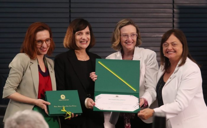 Câmara entrega prêmio a cientistas mulheres que se destacaram em pesquisas na área de saúde