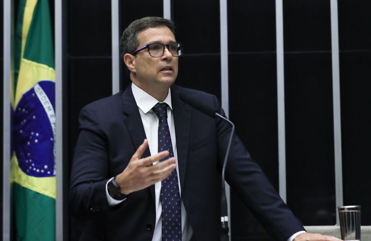 Presidente do BC cede, ganha fôlego no cargo, e Governo sai fortalecido em decisão sobre queda de juros