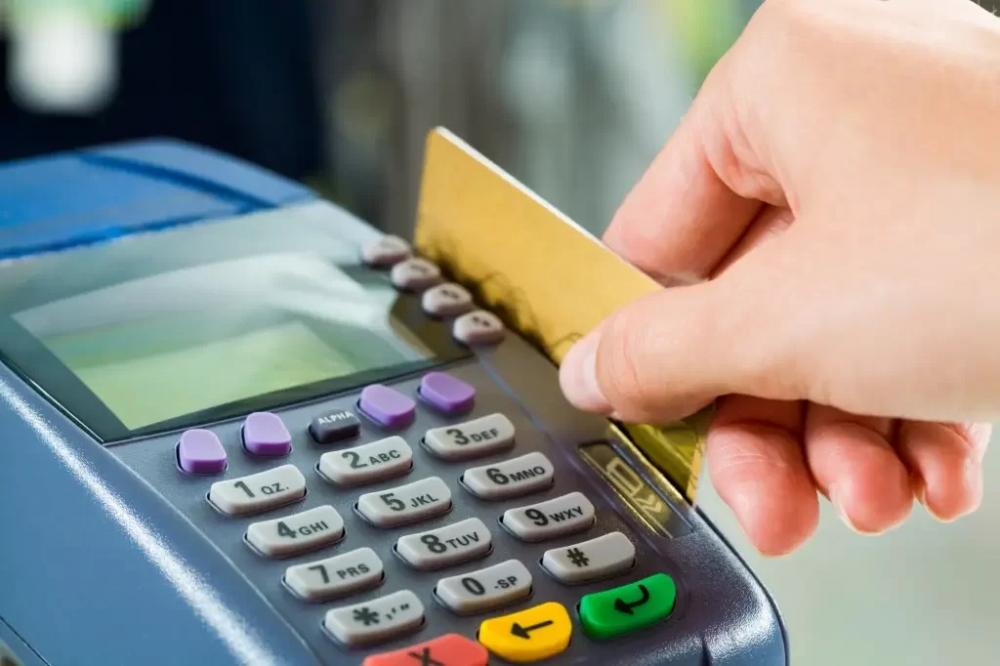 Governo prefere “estrangular” consumidores endividados do que optar pela livre concorrência