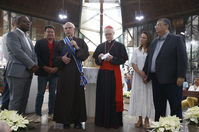 Padre Júlio Lancellotti recebe medalha da Ordem do Mérito
