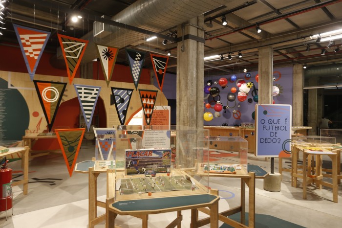 Exposição retrata memória afetiva de brinquedos inspirados no futebol