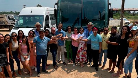 Deputado Pedro Fernandes comemora conquista de ônibus e van para universitários de Cujubim