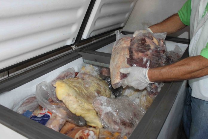 Polícia vai atrás de bandidos que entregavam carne podre nas escolas de Rondônia