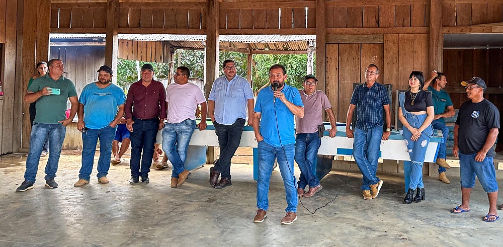 Em Machadinho D'Oeste deputado Laerte Gomes entrega trator e inaugura cerca de 100 km de estradas recuperadas