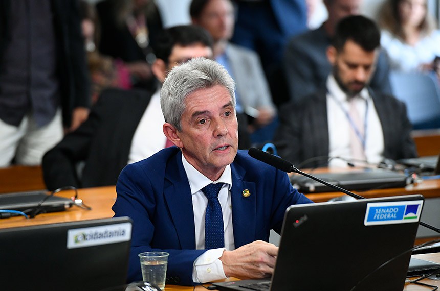 Senador de Rondônia legisla em causa própria e cria projeto para dispensar frentistas em postos de combustíveis 