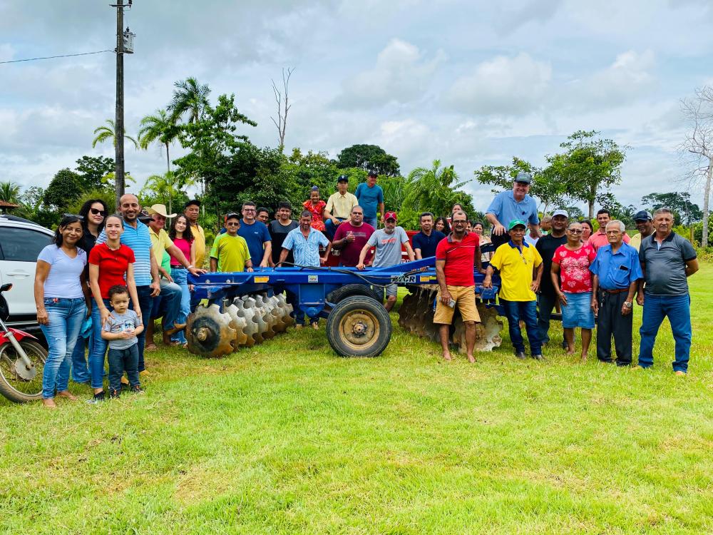 Deputado Pedro Fernandes entrega implementos para agricultores de Ariquemes