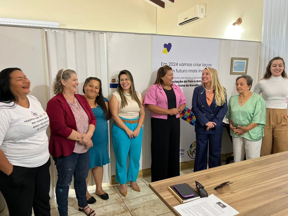 Ieda Chaves fortalece a atuação da AMA-RO com a entrega de equipamentos de informática