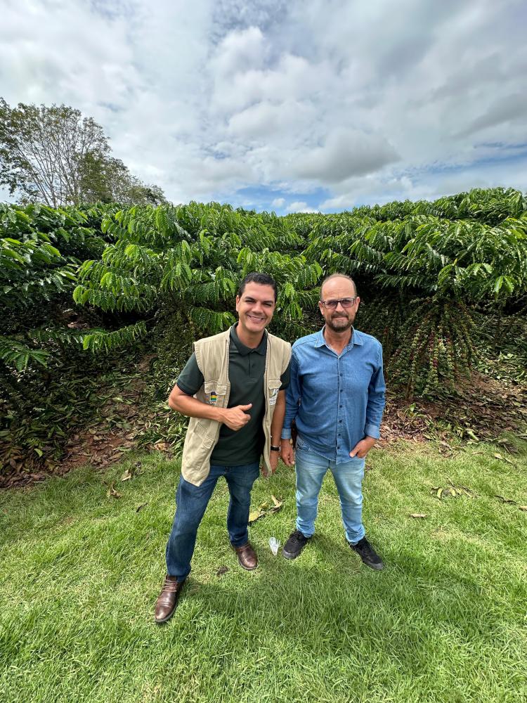 Deputado Cássio Gois participa do início da colheita do café de Rondônia, em Rolim de Moura