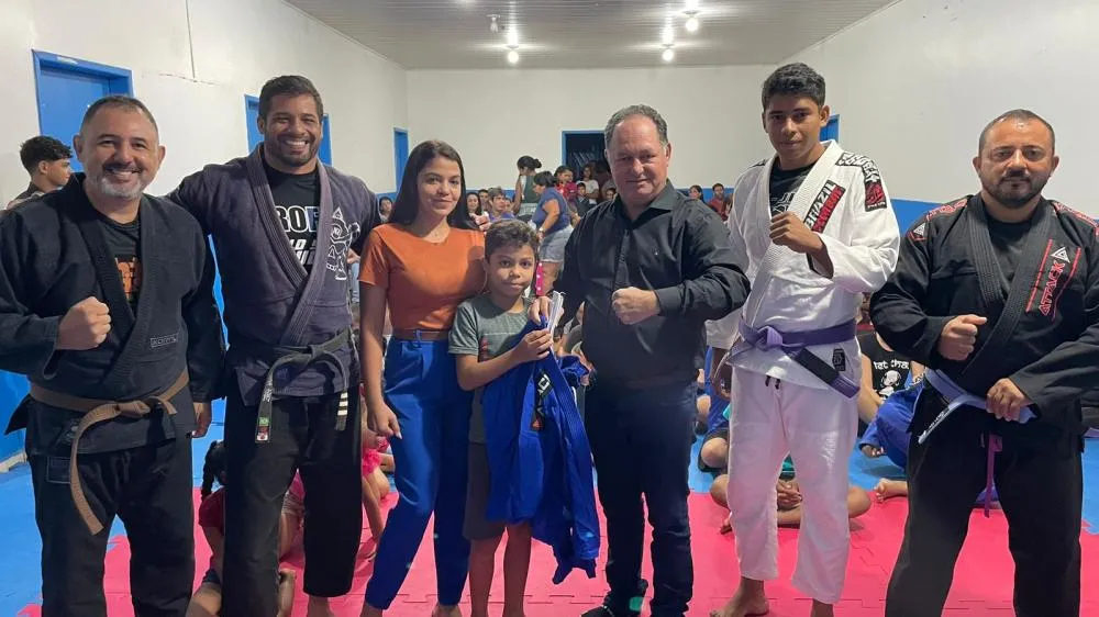 Deputado Pedro Fernandes realiza entrega de benefícios ao Projeto Pequeno Samurai em Cujubim