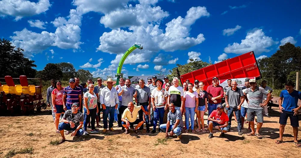 Laerte Gomes e deputada federal Silvia Cristina participam de entrega de implementos agrícolas em Mirante da Serra