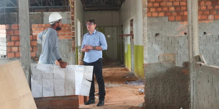 Jeverson Lima acompanha obras de ampliação da UTI Municipal 