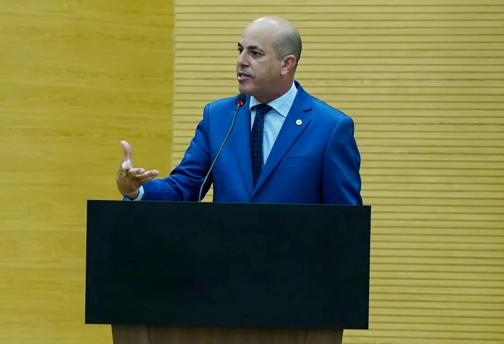 Deputado Ismael Crispin recebe denúncias de uso ilegal de fogos de artifícios em diversos eventos