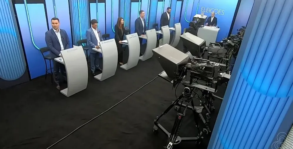 Com a ausência da representante de maior coligação, candidatos usam o debate para criticar gestão do atual prefeito