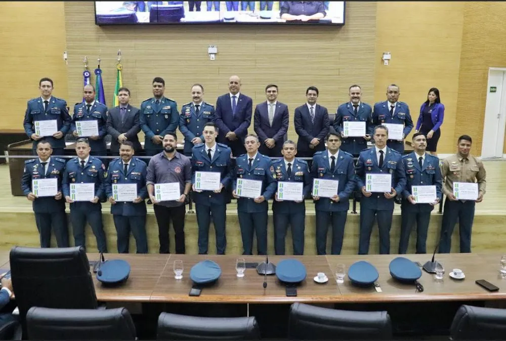Ismael Crispin realiza sessão solene para homenagear o deputado federal Lucio Mosquini, bombeiros, policiais, médicos e autoridades eclesiásticas