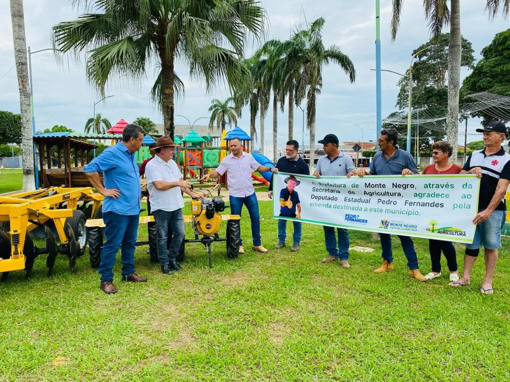 Deputado Pedro Fernandes entrega implementos agrícolas para fortalecer a agricultura familiar em Monte Negro