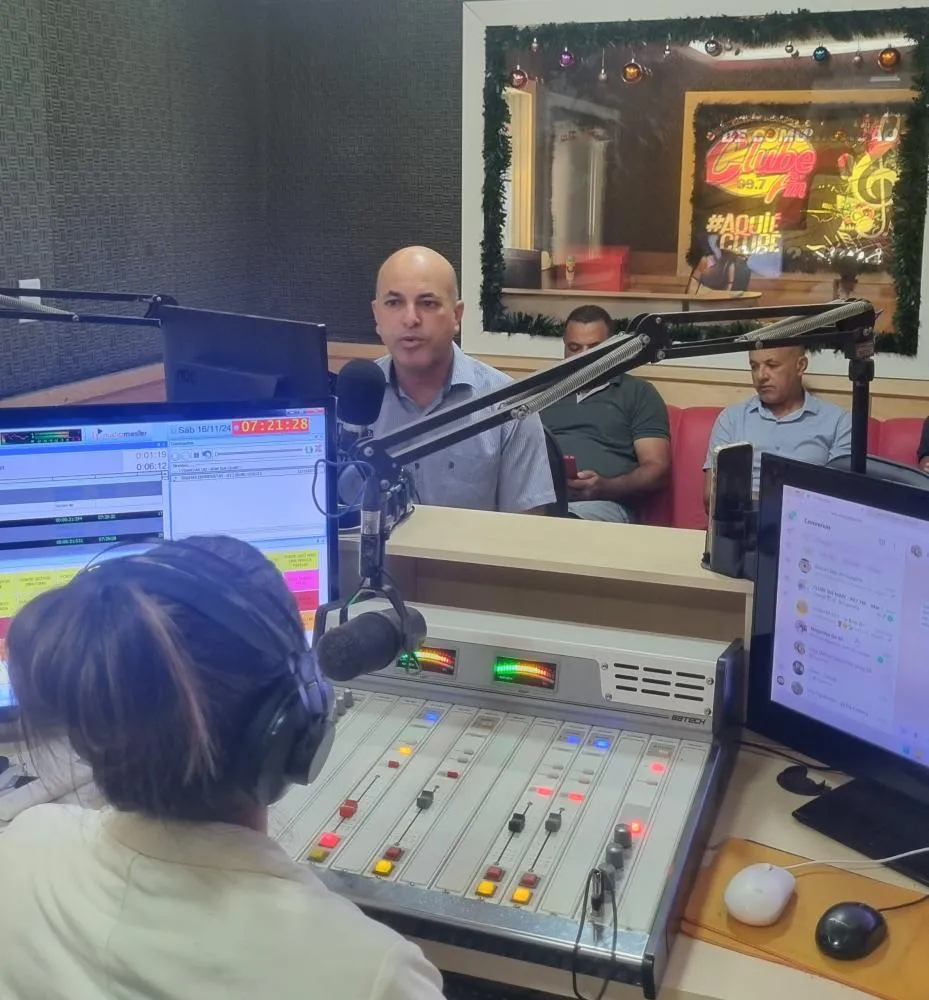 Ismael Crispin destaca avanços legislativos e inclusão em entrevista na rádio Clube Cidade de São Miguel do Guaporé