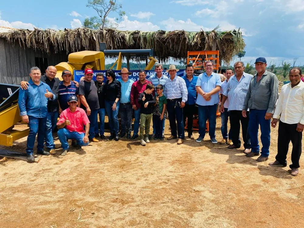 Deputado Pedro Fernandes entrega implementos agrícolas para fortalecer a produção rural em Machadinho D’Oeste