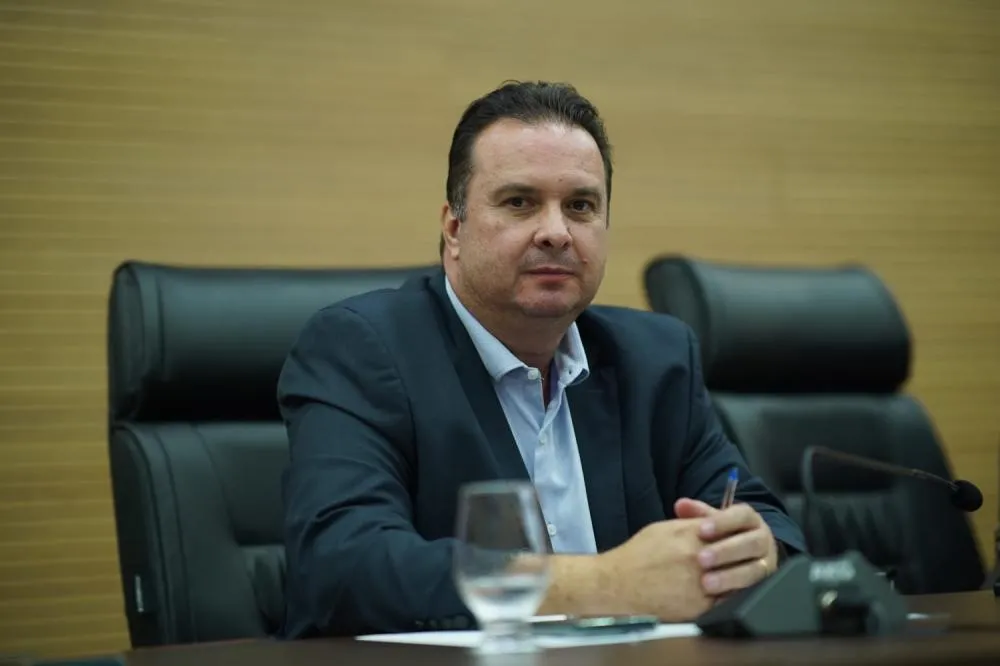 Lei de autoria do deputado Luís do Hospital garante inclusão de paternidade em registros civis em RO