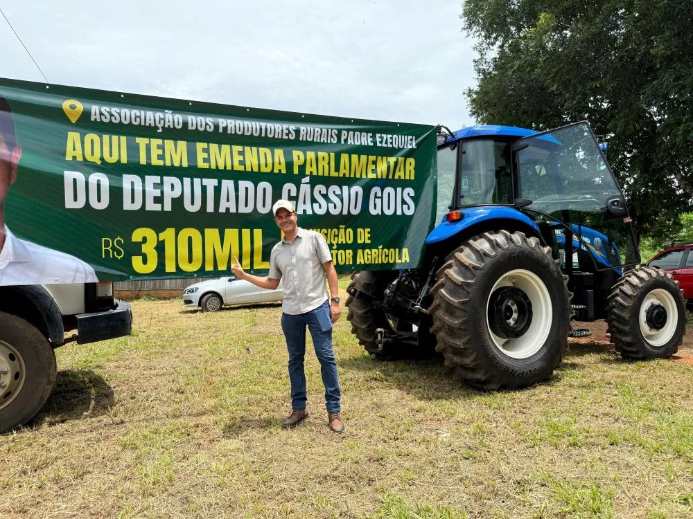Deputado Cássio Gois entrega trator agrícola no valor de R$ 310 mil para produtores rurais em Cacoal