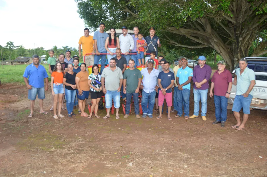 Deputado Estadual Cirone Deiró faz entrega de implemento rural à Associação dos Produtores Vale do Barroso na linha 5 em Colorado do Oeste.