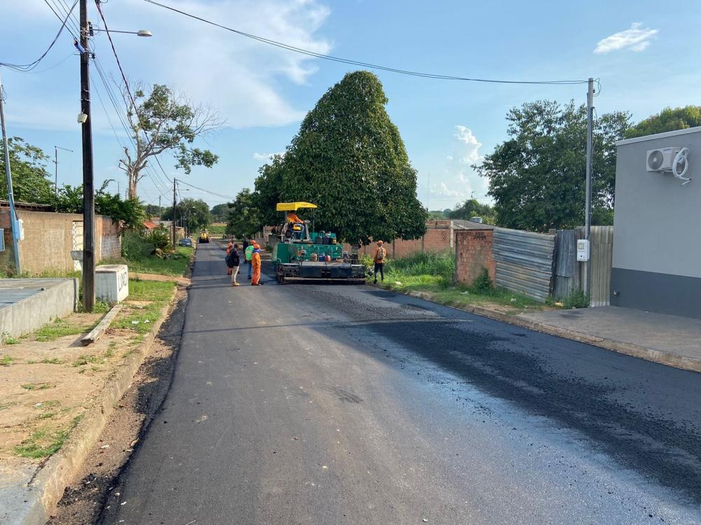 Obras de asfalto do 'Tchau Poeira' na rua 34 são acompanhadas pelo prefeito 