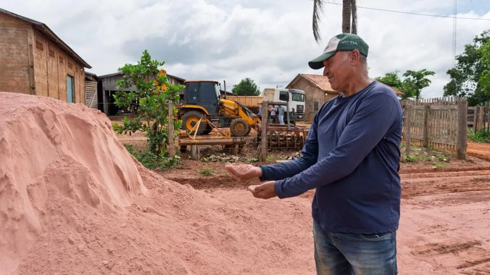 Produtores rurais recebem calcário