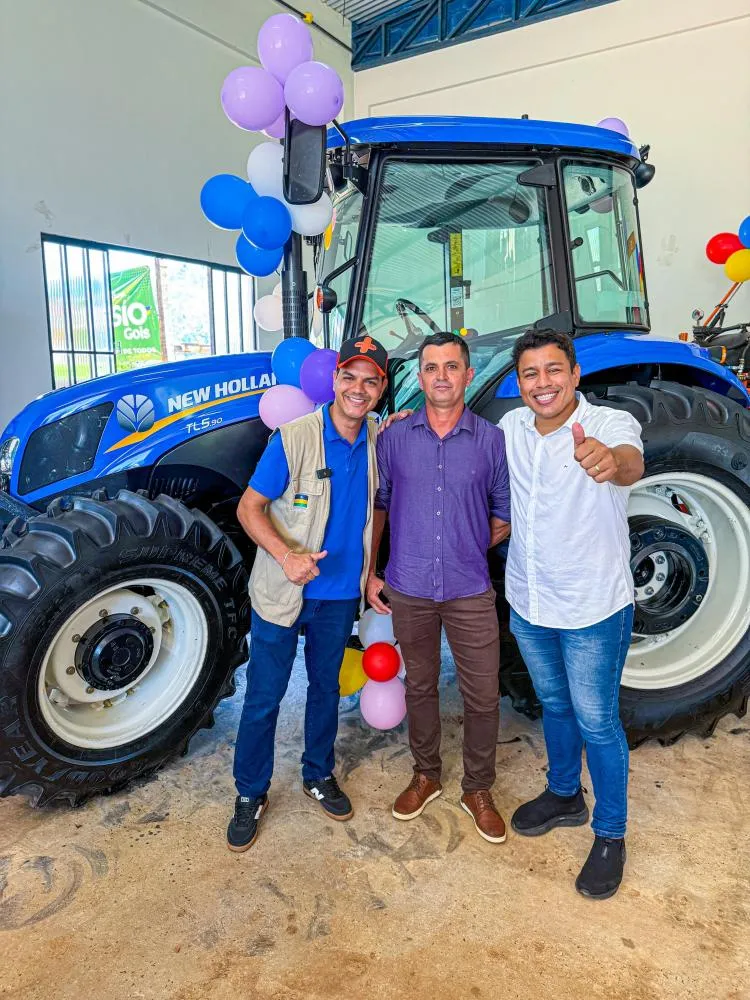 Deputado Cássio Gois entrega trator equipado para fortalecer agricultura familiar em Rolim de Moura
