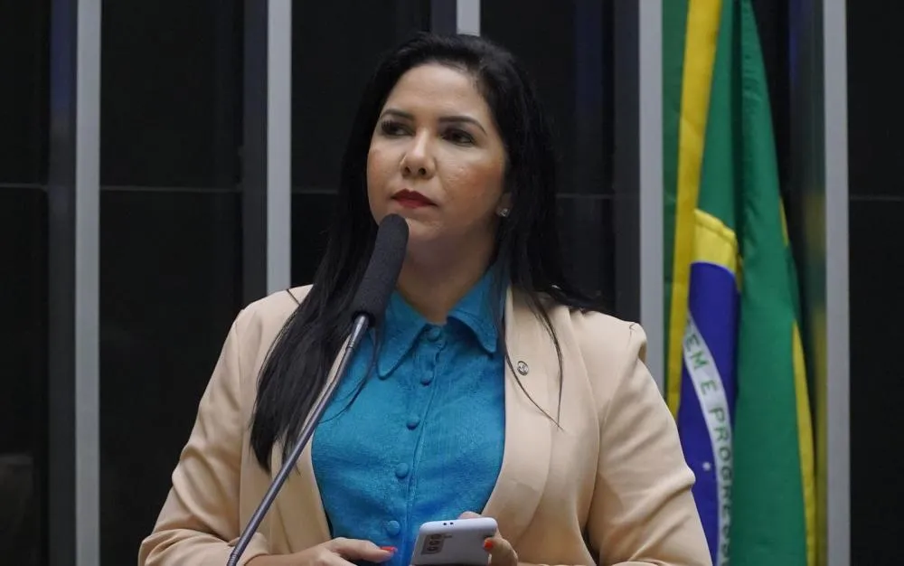 Cristiane Lopes Assina Pedido de Impeachment Contra o Presidente Lula por Crime de Responsabilidade Fiscal