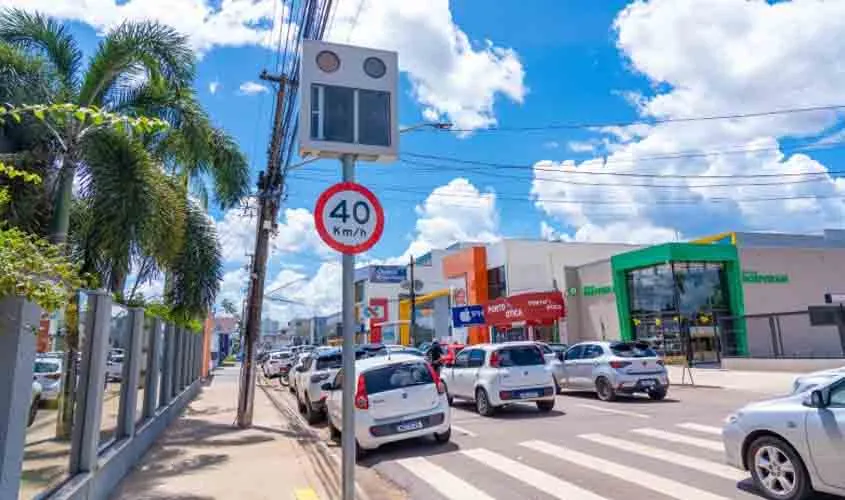 Prefeito diz que radares foram instalados irregularmente na cidade e que multas serão anuladas
