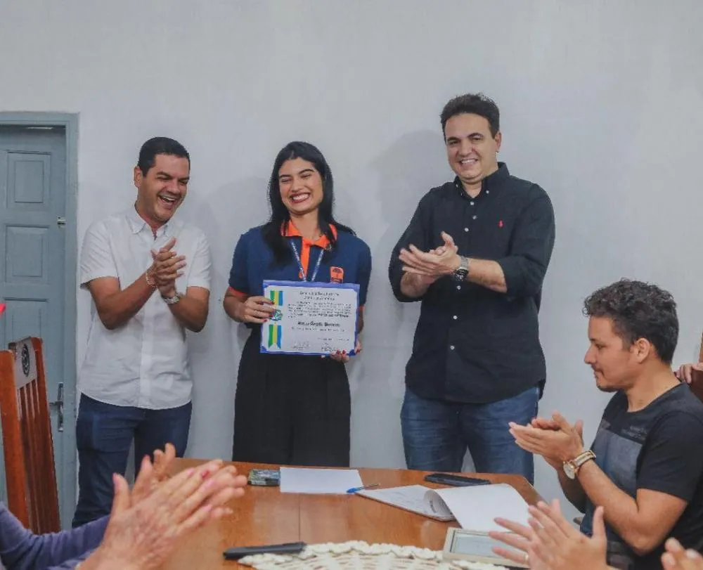 Deputado Cássio Gois entrega voto de louvor a jovem de Cacoal por destaque no Programa Jovem Senador 2024