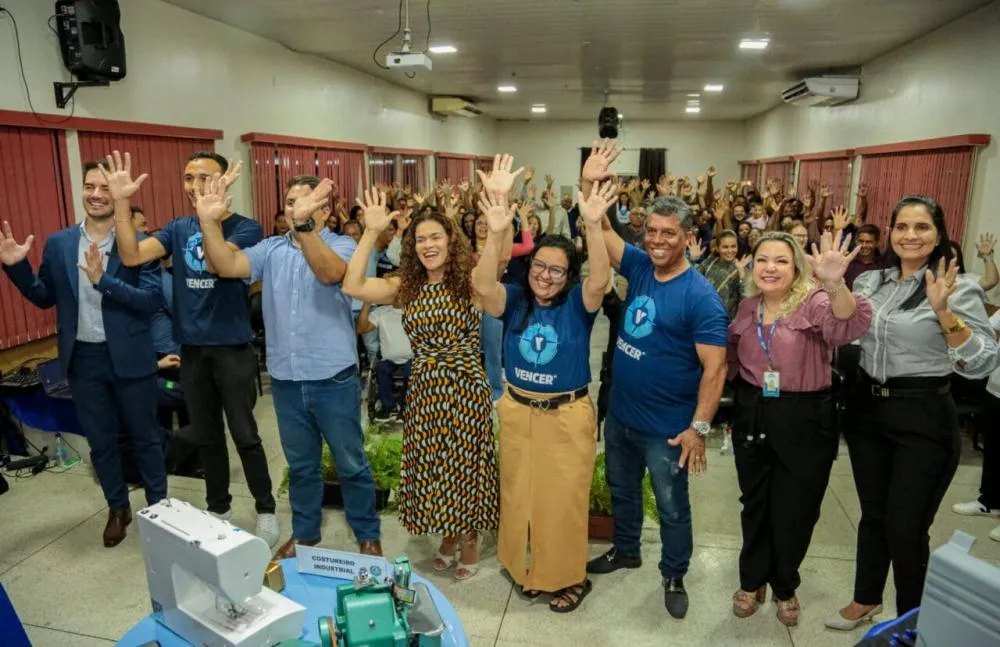 Secretária Luana Rocha impulsiona novos profissionais com entrega de kits do programa Vencer em Ariquemes