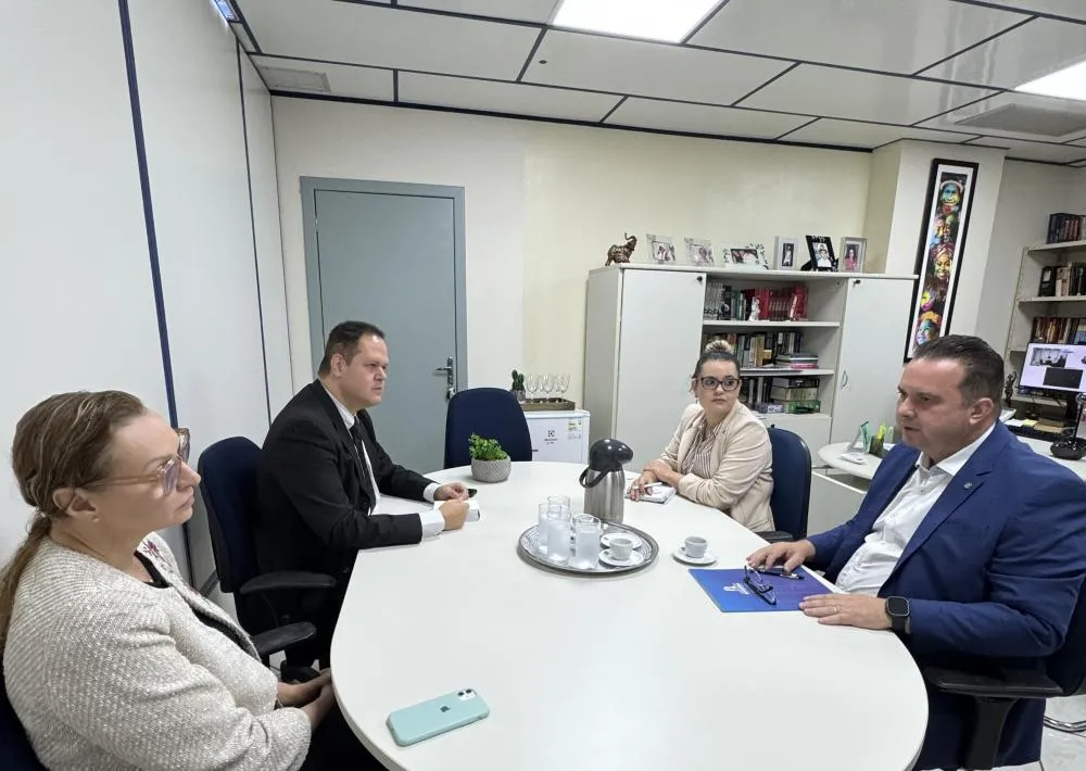 Deputado Dr. Luís do Hospital discute melhorias na saúde em reunião com o Ministério Público