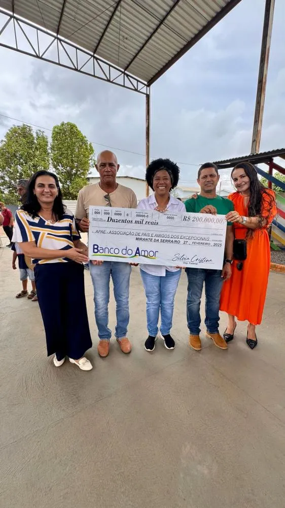 Sílvia Cristina faz a entrega de R$ 200 mil para a Apae de Mirante da Serra