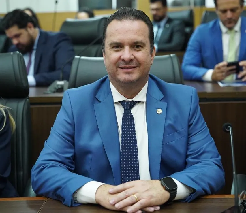 Com emenda de R$ 500 mil, Luís do Hospital garante retroescavadeira à associação