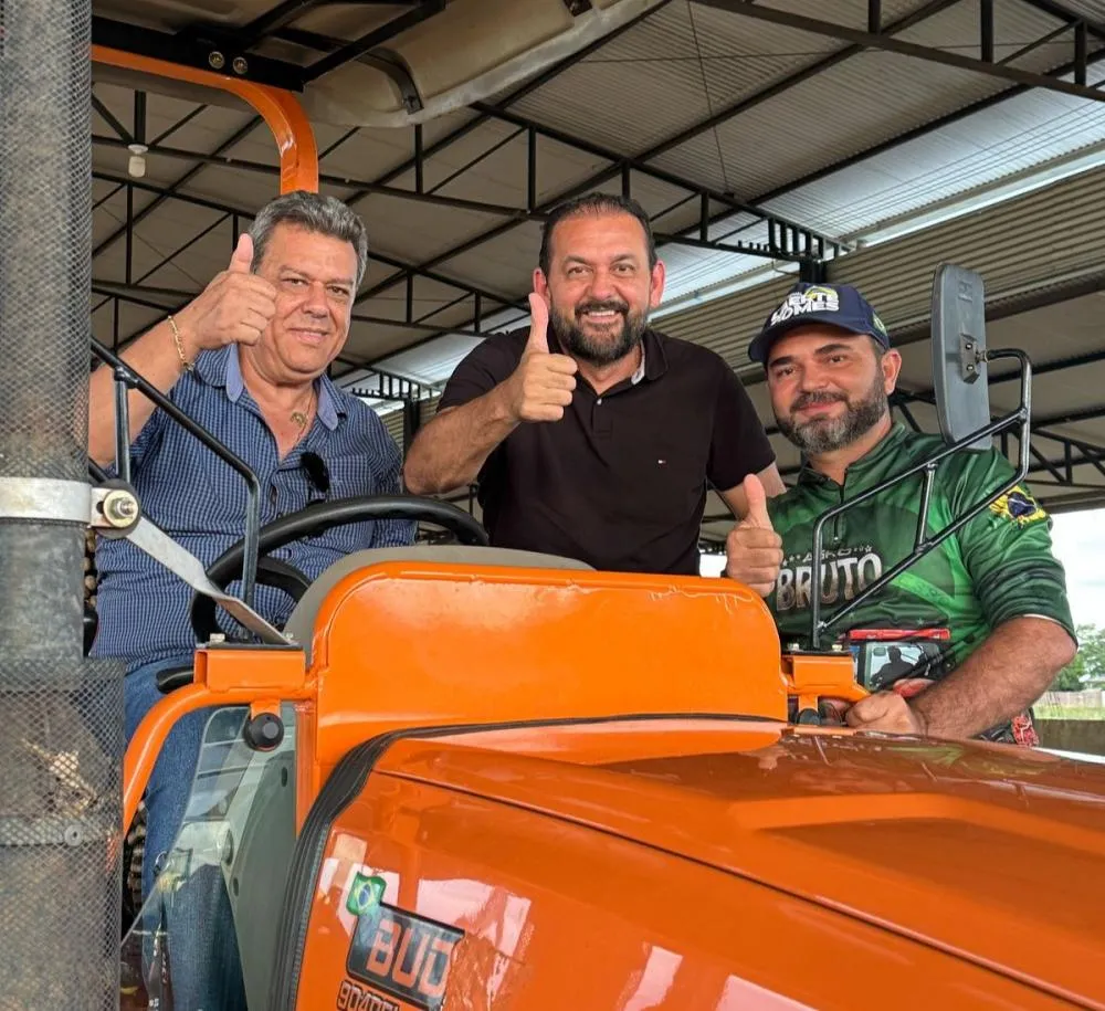 Deputado Laerte Gomes entrega escola reformada e trator agrícola para município de Monte Negro