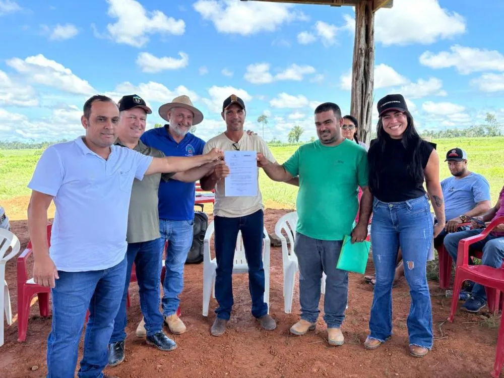 Deputado Pedro Fernandes e vereador Alécio Fernandes entregam implementos agrícolas para fortalecer a produção rural em Cujubim