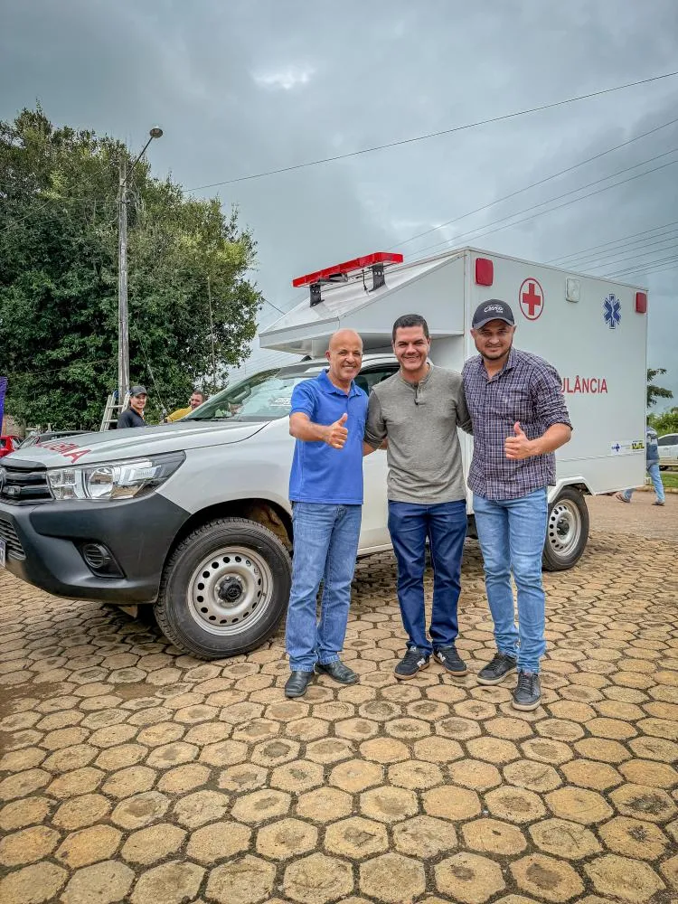 Deputado Cássio Gois entrega ambulância para reforçar atendimento de saúde em Santana do Guaporé, distrito de São Miguel