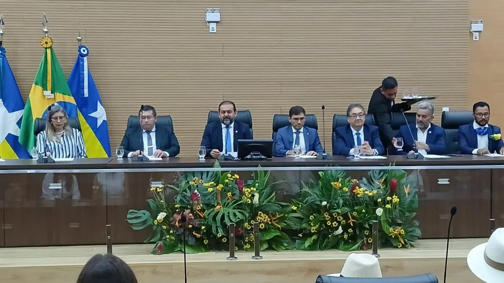 Laerte Gomes homenageia autoridade e personalidade da sociedade de Rondônia com outorga de honrarias em solenidade na Alero
