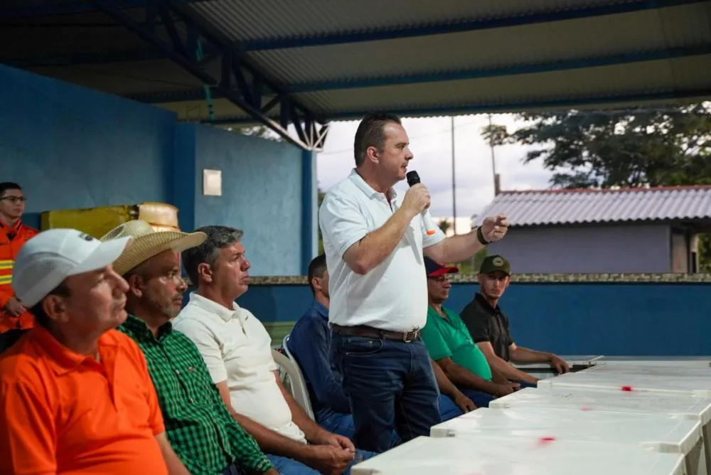 Luís do Hospital entrega retroescavadeira a produtores de leite de Tarilândia