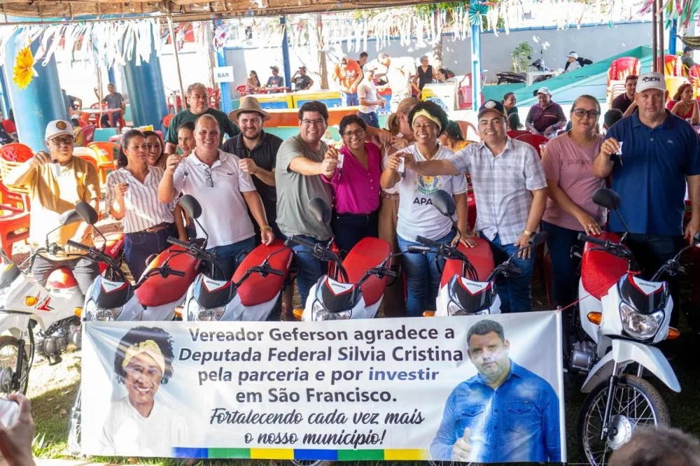Sílvia Cristina finaliza entrega de motocicletas aos Agentes Comunitários de Saúde de São Francisco do Guaporé