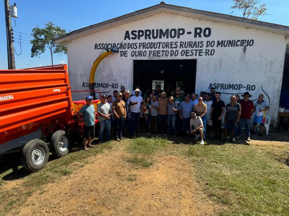 Laerte Gomes entrega equipamentos agrícolas para fortalecer a agricultura familiar em Ouro Preto D'Oeste