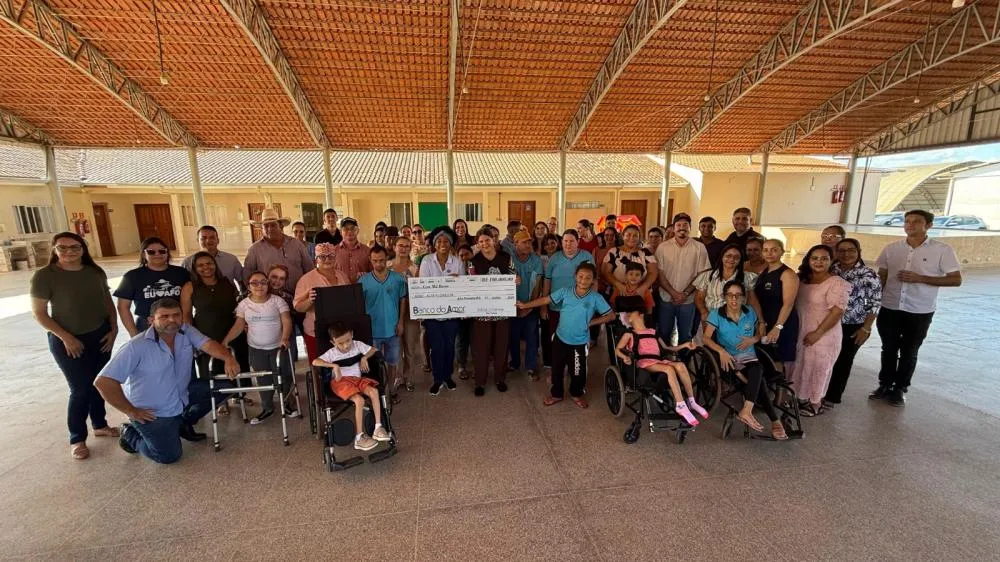 Sílvia Cristina faz a entrega de R$ 100 mil para a Apae de Alta Floresta do Oeste