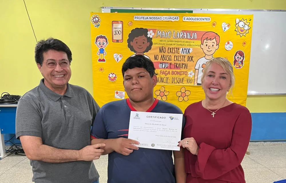 Ieda Chaves entrega certificados durante execução de cursos do projeto “ALE Vai às Escolas”