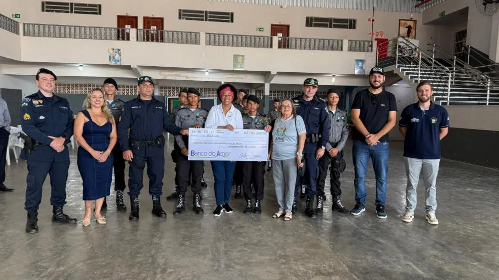 Deputada Sílvia Cristina faz a entrega de R$ 100 mil para a Polícia Militar Mirim de Ariquemes