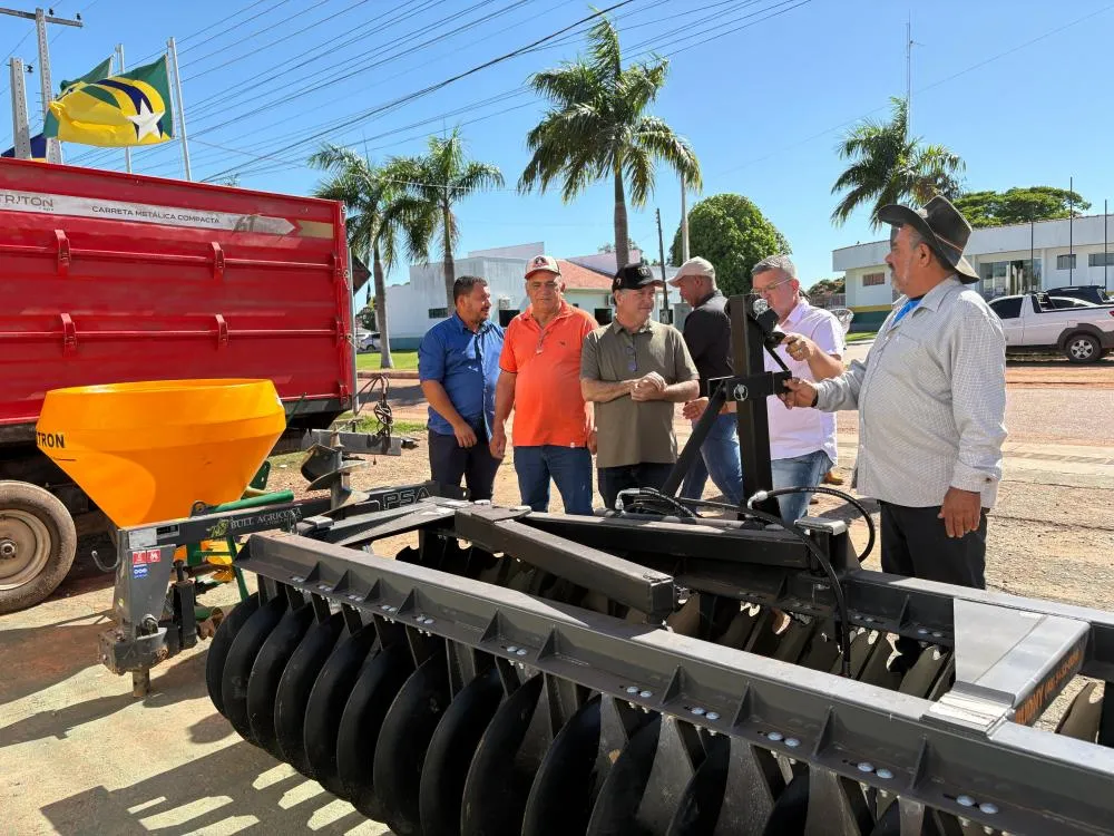 Deputado Pedro Fernandes entrega implementos agrícolas para Castanheiras e reforça apoio ao produtor rural