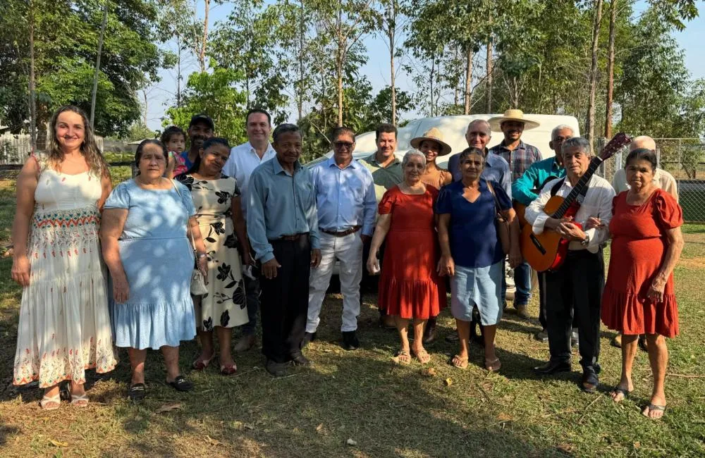 Luís do Hospital entrega furgão para fortalecer associação rural em Theobroma