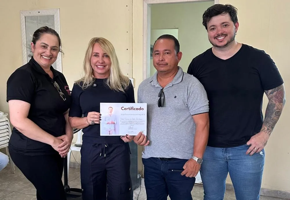 Ieda Chaves entrega certificados em Workshop de Mechas no bairro Tancredo Neves, em Porto Velho