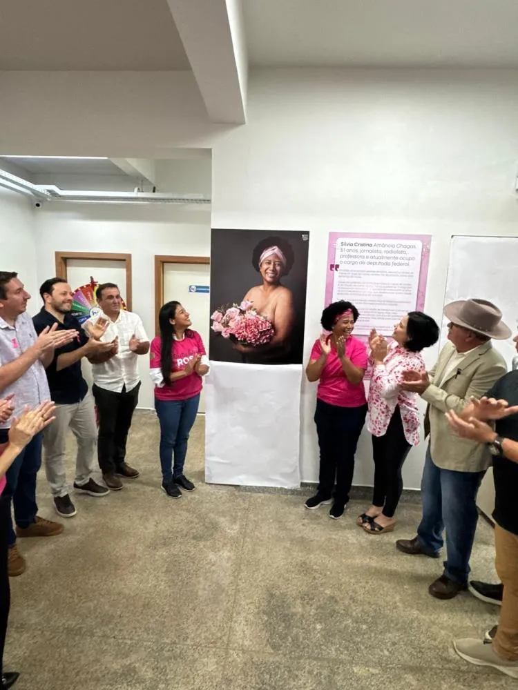 Sílvia Cristina destaca a exposição Histórias que Transformam Dor em Esperança, alusiva ao Outubro Rosa