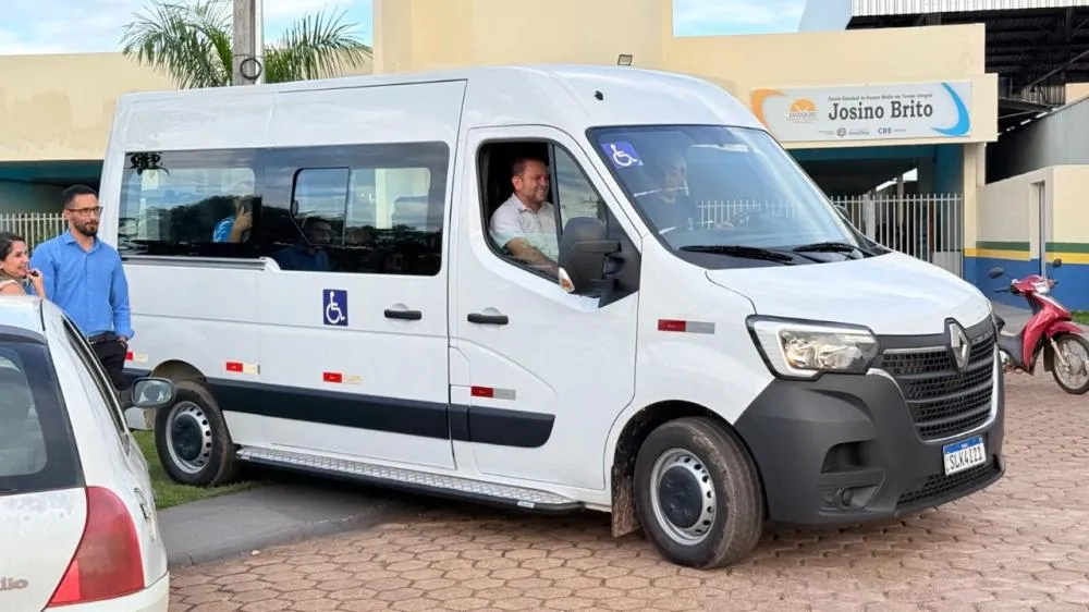 Cacoal: Educação recebe veículo adaptado para cadeirantes 