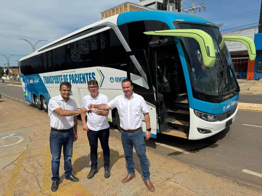  Dr. Luís do Hospital entrega ônibus para fortalecer o transporte de pacientes em Jaru